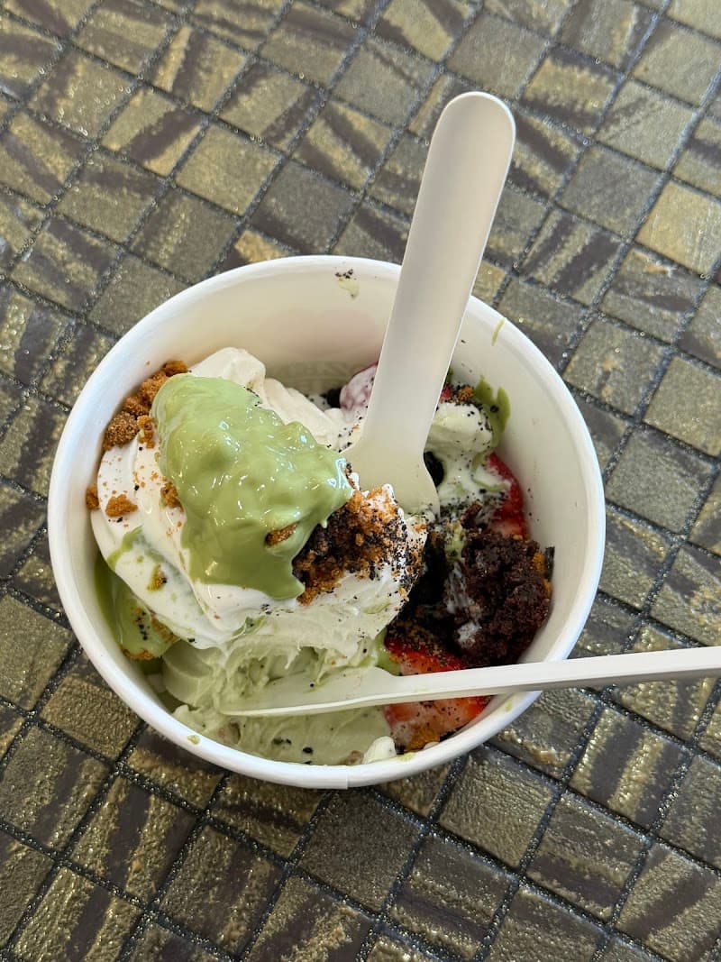 Chill Lux Frozen Yogurt in Underwood