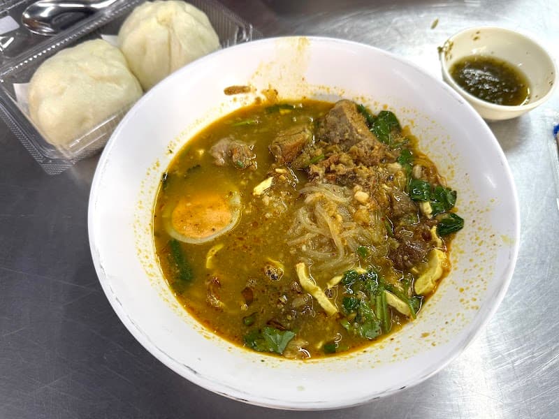 Aeisah Rosdee in Banglamphu