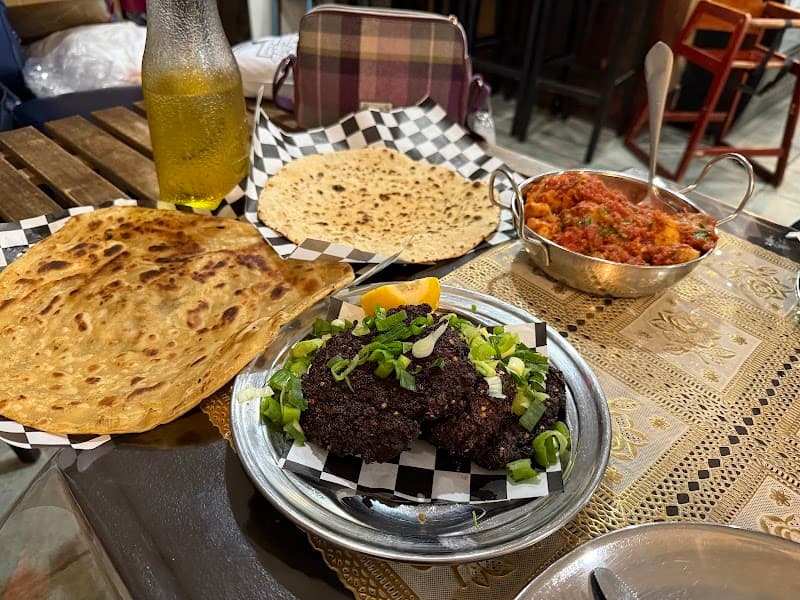 Mama Khan in Saint-Laurent