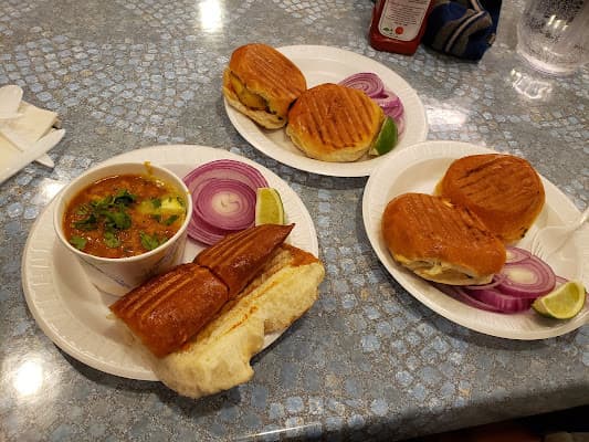 Hot Breads Bakery & Café in Edison