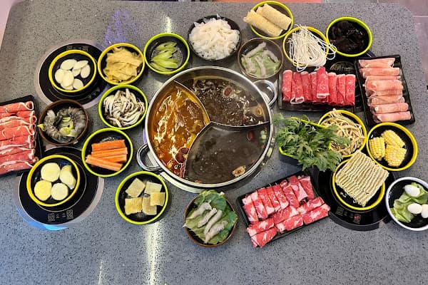 Meet Revolving Hotpot & Cajun Seafood